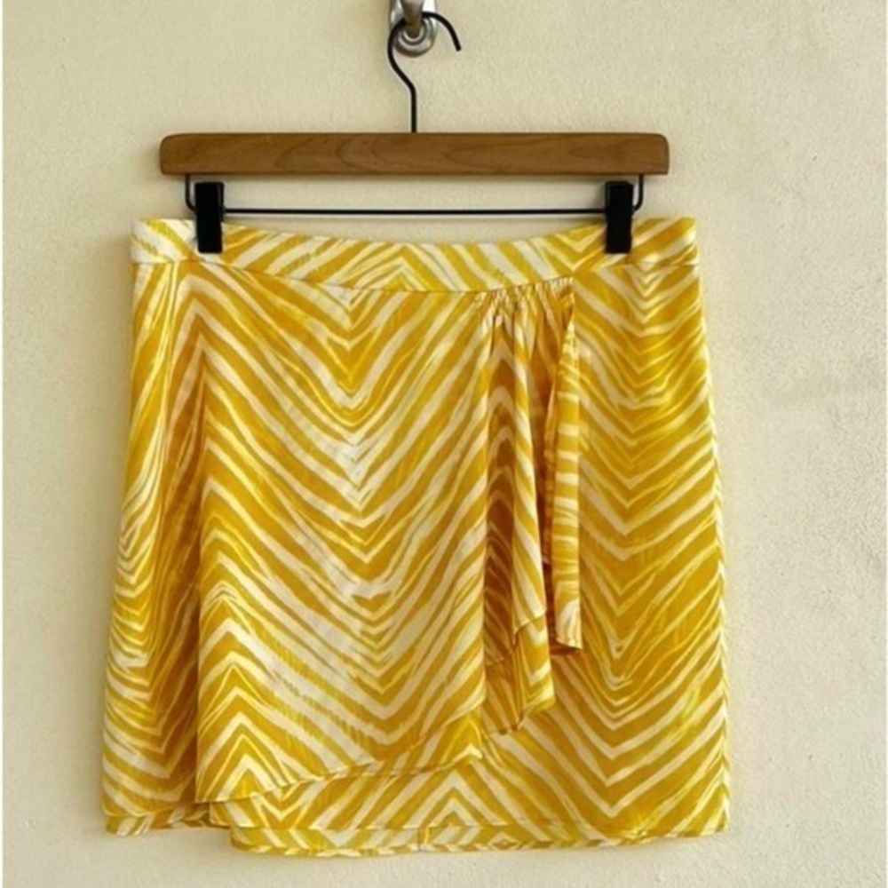 BCBG MaxAzria yellow white animal print mini skirt size 2